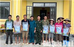 Tiếp nhận và bàn giao 3.000 bộ quần áo dân sự hỗ trợ người dân vùng lũ